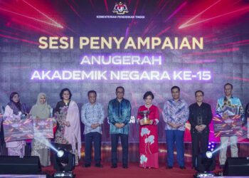 MOHAMED Khaled Nordin (tengah) bergambar bersama  penerima anugerah pada Majlis Anugerah Akademik Negara ke-15 di ibu negara malam tadi. UTUSAN/ FARIZ RUSADIO.