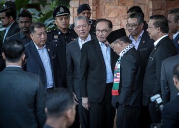 ANWAR Ibrahim ketika perjumpaan Perdana Menteri Bersama Warga JPM, Putrajaya. - UTUSAN/FAIZ ALIF ZUBIR