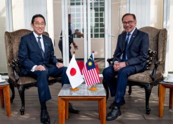 ANWAR Ibrahim dan Fumio Kishida ketika mengadakan pertemuan dua mata dan perbincangan dua hala antara Malaysia dan Jepun di Kompleks Seri Perdana, Putrajaya, hari ini. - FOTO PMO