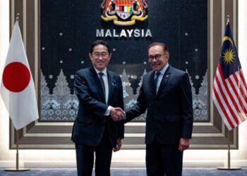 ANWAR Ibrahim ketika menerima kunjungan hormat Fumio Kishida di di Kompleks Seri Perdana, Putrajaya semalam. - FOTO PMO