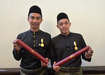 MOHAMMAD Rifdean Masdor (kanan) dan Muhd Shafiq Puteh menerima Pingat Jasa Kebaktian (PJK) pada Istiadat Penganugerahan Darjah Kebesaran, Bintang dan Pingat Negeri Perak di Istana Iskandariah, Kuala Kangsar hari ini. - UTUSAN/ZULFACHRI ZULKIFLI