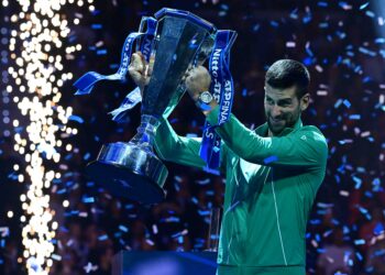 NOVAK Djokovic menjulang trofi Kejohanan Akhir ATP selepas menewaskan Jannik Sinner dalam aksi final, hari ini. - AFP