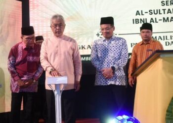 AL-SULTAN ABDULLAH Ri'ayatuddin Al-Mustafa Billah Shah berkenan merasmikan Hari Hutan Antarabangsa 2024 Peringkat Negeri Pahang dan Pejabat Hutan Daerah Rompin di Rompin, hari ini. Turut hadir Nik Nazmi Nik Ahmad (tiga dari kanan) dan Wan Rosdy Wan Ismail (dua dari kiri). - UTUSAN/NORHAFIZAN ZULKIFLI