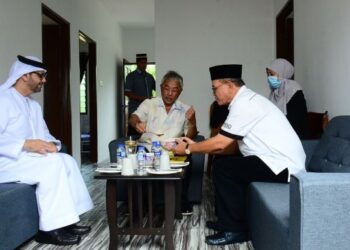 AL-SULTAN ABDULLAH Ri'ayatuddin Al-Mustafa Billah Shah (tengah) berkenan berkunjung ke rumah milik Anita Ab. Kadir selepas berkenan mengurniakan kunci kepada tujuh penerima rumah Ru’Rasa di Kampung Janglau, Rompin. - UTUSAN/SHAIKH AHMAD RAZIF