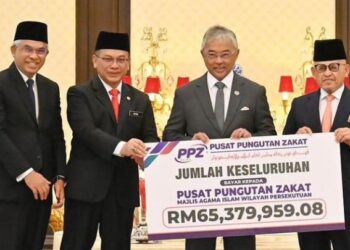 AL-SULTAN Abdullah bersama Mohd. Na'im Mokhtar dalam Majlis Pembayaran Zakat Perniagaan Syarikat-Syarikat Korporat kepada PPZ-MAIWP di Istana Negara, hari ini. - INSTAGRAM/ISTANA NEGARA