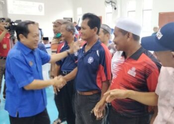 AHMAD Maslan bersalaman dengan orang ramai yang hadiri pada program Kesedaran Kesihatan Jantung Komuniti Benut di Dewan Muafakat Sg. Pinggan Benut, Pontian, Kluang, hari ini.  - UTUSAN/MUHAMMAD ZIKRI