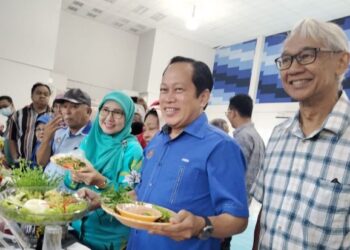AHMAD Maslan (tengah) menunjukkan antara makanan sihat sempena program Kesedaran Kesihatan Jantung Komuniti Benut di Dewan Muafakat Sg. Pinggan  Benut, Pontian, hari ini. - UTUSAN/MUHAMMAD ZIKRI