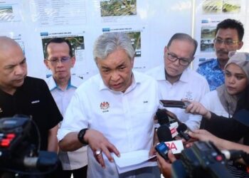 AHMAD Zahid Hamidi (tengah) bercakap kepada pemberita selepas lawatan di Tapak Projek Pembangunan Lembangan Sungai Semantang di Kampung Tanjung Kerayong, dekat Mentakab, Temerloh. - UTUSAN/SHAIKH AHMAD RAZIF