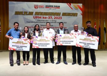 AHMAD Farhan Mohd. Sadullah (tengah) bersama para penerima Anugerah Sukan Universiti Putra Malaysia di Serdang, semalam. Di sebelah beliau ialah P. Madhuri dan Muhamad Zarif Syahir Zolkepeli. – IHSAN UPM