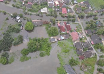 PEMANDANGAN dari udara kawasan dilanda banjir di Kampung Gong Baru, Kuala Terengganu, hari ini.- UTUSAN/PUQTRA HAIRRY ROSLI