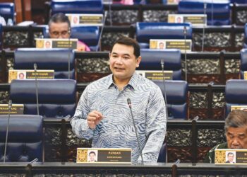 RAFIZI Ramli menjawab soalan dalam Dewan Rakyat, semalam.