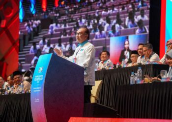 Anwar Ibrahim berucap dalam majlis penggulungan Kongres Nasional Tahunan PKR Ke-17 di Pusat Konvensyen Antarabangsa Putrajaya (PICC), semalam. – UTUSAN/FAISOL MUSTAFA