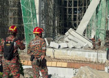 Kerja-kerja mencari dan menyelamat dilakukan di lokasi kejadian kawasan pembinaan di Batu Maung, Pulau Pinang semalam. – UTUSAN/IQBAL HAMDAN