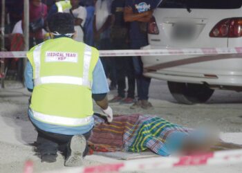 Salah seorang mayat mangsa yang berjaya dikeluarkan dari runtuhan di tapak pembinaan di Batu Maung, Bayan Lepas, Pulau Pinang, semalam. – UTUSAN/IQBAL HAMDAN