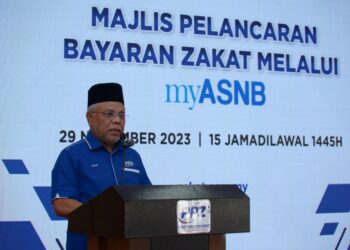 ABDUL Halim Amir Osman ketika menyampaikan ucapan di dalam Majlis Pelancaran Bayaran Zakat Melalui MyASNB yang berlangsung di Wisma PPZ, Taman Shamelin Perkasa, Kuala Lumpur di sini hari ini.-UTUSAN/SYAKIR RADIN