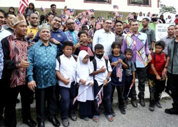 ANWAR Ibrahim semasa melawat dan beramah mesra bersama komuniti Orang Asli di Kampung Tonggang di Ulu Kinta di Ipoh, Perak baru-baru ini. – UTUSAN/MUHAMAD NAZREEN SYAH MUSTHAFA