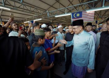 Anwar Ibrahim bersalaman dengan orang ramai selepas menunaikan solat Jumaat di Masjid Taman Putra Perdana, Puchong, hari ini. -UTUSAN/FAISOL MUSTAFA