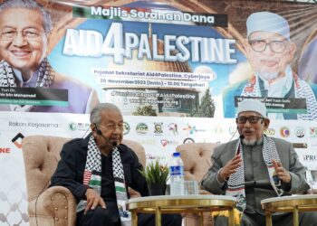 ABDUL Hadi Awang bersama Dr. Mahathir Mohamad dalam siri Bicara Negara bertajuk ‘Masa Depan Palestin: Apa Perlu Dilakukan’ di Yayasan Permata Ummah, Cyberjaya semalam. – UTUSAN/ FAISOL MUSTAFA