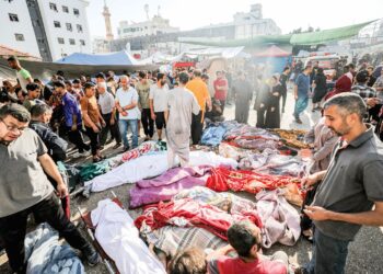 PULUHAN jenazah rakyat Palestin yang terkorban akibat serangan udara tentera Israel diletakkan di luar kawasan Hospital Al-Syifa, Gaza, baru-baru ini. – AFP