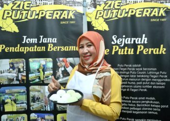 FAUZILA Haron merancang meluaskan pasaran kuih Putu Perak hingga ke luar negara. - UTUSAN/MUHAMAD NAZREEN SYAH MUSTHAFA