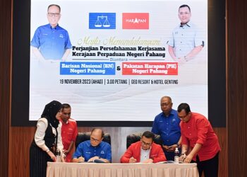 WAN ROSDY Wan Ismail (duduk, kiri) dan Amirudin Shari (duduk, kanan) menandatangani Memorandum Persefahaman Kerjasama Kerajaan Perpaduan Pahang antara Barisan Nasional (BN) dan Pakatan Harapan (PH) di Geo Resort and Hotel Genting Highland di Bentong, Pahang. - FOTO/SHAIKH AHMAD RAZIF