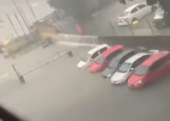 JALAN Cheras dilanda banjir kilat ekoran hujan lebat sejak petang tadi. 