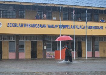 Keadaan banjir yang melanda Sekolah Kebangsaan Wakaf Mempelam, Terengganu berikutan hujan lebat semalam. 
– UTUSAN/PUQTRA HAIRRY ROSLI