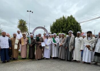 SEBAHAGIAN guru-guru pondok berkumpul selepas membuat laporan polis di lPD Pasir Puteh, Kelantan, semalam. UTUSAN/ TOREK SULONG