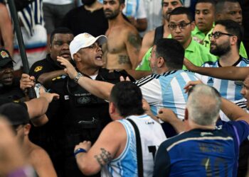 POLIS Brazil berdepan dengan provokasi penyokong Argentina dalam saingan kelayakan Piala Dunia 2026 di Stadium Maracana, Rio de Janeiro hari ini. - AFP