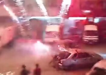 TANGKAP layar menunjukkan bunga api dibakar dari kereta sebuah Proton Waja hingga tular dalam media sosial sejak semalam.- FOTO/IHSAN MEDIA SOSIAL