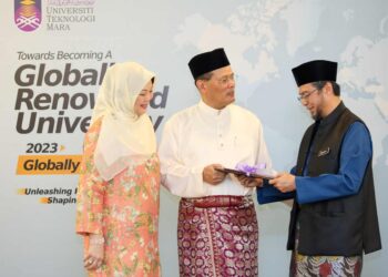 Shahrin Sahib @ Sahibuddin (kanan) melihat nota tugas sambil diperhatikan oleh Timbalan Naib Canselor Hal Ehwal Akademik dan Antarabangsa, Prof. Datin Dr. Suzana Sulaiman (kiri) dan Raduan Che Rose (tengah) pada majlis menyambut Naib Canselor UiTM Ke-7 di UiTM Shah Alam, semalam. - UTUSAN/SADDAM YUSOFF