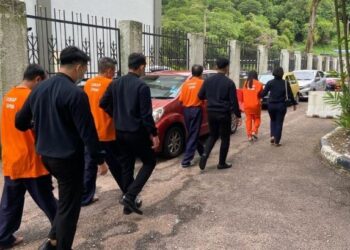 SEBAHAGIAN daripada 10 individu termasuk lima penguat kuasa di beberapa negeri yang menerima rasuah untuk menukar butiran kenderaan menggunakan diesel biasa kepada diesel hijau.