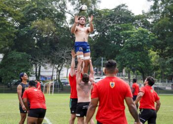 PEMAIN Cobra menjalani latihan di Petaling Jaya, semalam menjelang Kejohanan Ragbi Cobra 10s hari ini. - UTUSAN/MOHD FARIZWAN