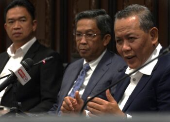AMINUDDIN Harun (kanan) pada sidang akhbar selepas mempengerusikan Mesyuarat Mingguan Exco di Wisma Negeri, Seremban hari ini.
