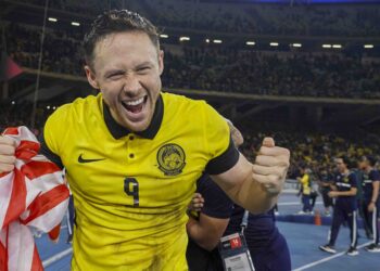 DARREN Lok menjaringkan gol tunggal kemenangan Malaysia menentang Taiwan dalam kelayakan Piala Dunia 2026/Piala Asia 2027 di Taipei, kelmarin. - UTUSAN/FARIZ RUSADIO