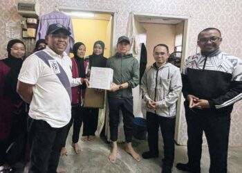 IZANI Mohd Zain (tiga, kanan) bersama-sama pegawai Bahagian Hal Ehwal Pelajar dan Alumni  serahkan sumbangan kepada pelajar  terjejas banjir di kawasan Tok Jembal baru-baru ini.