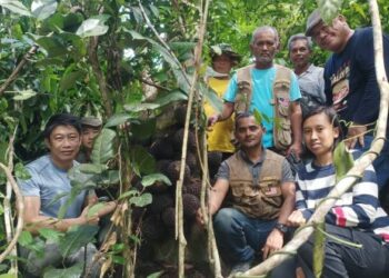 PENDUDUK dan ahli Kelab Pencinta Durian duduk berdekatan durian kura-kura di Kampung Sengkela, Raub, Pahang, hari ini. - UTUSAN/HARIS FADILAH AHMAD