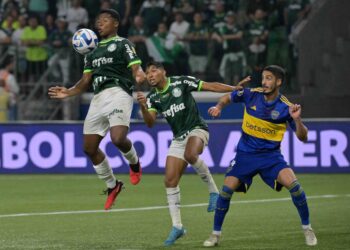 ENDRICK (kiri) beraksi bersama Palmeiras ketika menentang Boca Juniors dalam saingan Copa Libertadores. - AFP