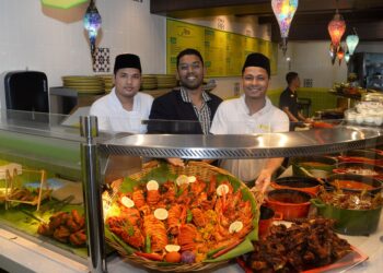 Pengarah Operasi Hameediyah Multiconcept Dining, Sanjay Jegathesan (tengah) bersama hidangan lauk nasi kandar yang disajikan di Restoran Hameediyah Bukit Bintang, Kuala Lumpur. MINGGUAN/SYAKIR RADIN
