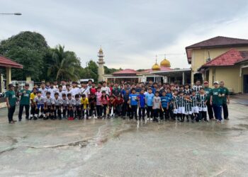 HAIROL ANUAR MUSA (dua dari kiri) bersama para pemain dalam Kejohanan Futsal An-Nur di kawasan letak kereta Masjid An-Nur, Saujana Utama, Sungai Buloh, semalam.