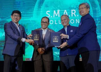 MOHAMED Khaled Nordin (dua dari kiri) menyaksikan Timbalan Ketua Setiausaha (Dasar) Kementerian Tinggi, Datuk Megat Sany Megat Ahmad Supian (kiri) menukar memorandum persefahaman (MoU) bersama Presiden Sirim Berhad, Datuk Dr. Ahmad Sabirin Arshad (kanan) pada Persidangan Pasaran Kerja Graduan 2023 di Kuala Lumpur, hari ini.