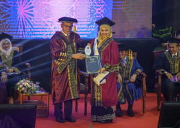 SAIFUDDIN Nasution Ismail menyampaikan Anugerah Ketua Pengarah kepada Normariza Omar pada Majlis Pentauliahan Program Persijilan AADK Kali Ke-2 di Pusat Latihan AADK di Sungai Petani. -UTUSAN/ SHAHIR NOORDIN