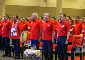 AHMAD Zahid Hamidi bersama Pengerusi UMNO Kedah, Datuk Seri Mahdzir Khalid dan pimpinan lain ketika menghadiri Retreat Biro Politik UMNO Kedah di Alor Setar. -UTUSAN/SHAHIR NOORDIN