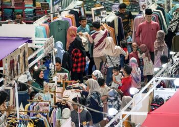 ORANG RAMAI juga ada yang mengambil kira perangai pemilik sesuatu produk itu sebelum mahu membeli barangan usahawan berkenaan. – MINGGUAN/MUHAMAD IQBAL ROSLI