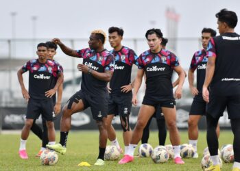 PEMAIN-Pemain Terengganu menjalani latihan terakhir bagi persediaan menjelang aksi separuh akhir kedua Piala Malaysia malam ini.-UTUSAN/PUQTRA HAIRRY