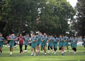 PEMAIN Terenganu FC menjalani latihan di Batu Buruk, Kuala Terengganu, semalam menjelang menentang Sabah dalam saingan Liga Super, malam ini. - UTUSAN/PUQTRA HAIRRY