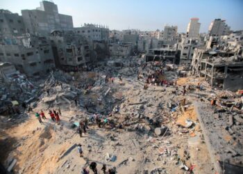 Penduduk Palestin melihat tapak Kem Jabalia di Semenanjung Gaza  yang musnah  diserang  Israel pada malam Rabu lalu. - Foto  AFP