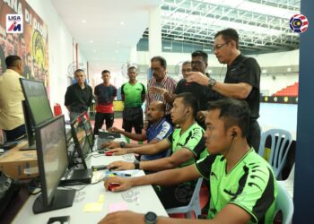 Presiden Liga Bolasepak Malaysia(MFL), Datuk Ab Ghani Hassan melakukan tinjauan di latihan VAR fasa ke-3 yang diadakan di padang Persatuan Bolasepak Malaysia (FAM), Kelana Jaya hari ini.-IHSAN MFL