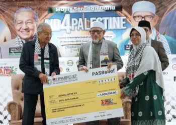 ABDUL Hadi Awang menerima penyerahan mock up cek daripada PAS Relief sambil disaksikan Dr. Mahathir Mohamad pada Majlis Serahan Dana Palestin di Yayasan Permata Ummah, Cyberjaya. - UTUSAN/ FAISOL MUSTAFA