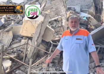 AHMED Abu Ayesh menunjukkan keadaan kediaman di Gaza selepas dibedil rejim Zionis. - MUSLIM CARE